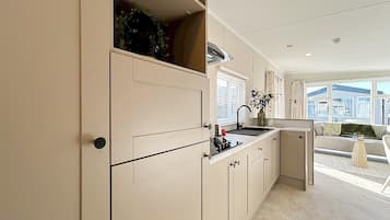 Réfrigérateur, micro-ondes, plaque de cuisson, lave-vaisselle