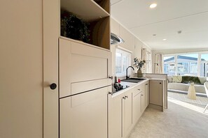 Kühlschrank, Mikrowelle, Herdplatte, Geschirrspüler