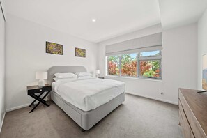 1 bedroom, desk, iron/ironing board, Internet - Tranquil 1-Bed Apartment in Kingston Foreshore (Kingston)