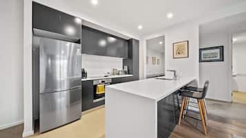 Frigorífico, microondas, horno y placa de cocina