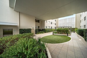 Property grounds - Braddon Retreat: Spacious 1-Bed with Parking (Braddon)