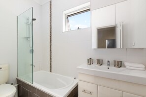 Hair dryer, towels - Bright 3-Bed Apartment Near Coogee Beach (Coogee)