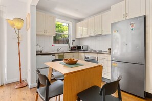 Fridge, microwave, oven, stovetop - Spacious Stay Near Shops & Cafes in Marrickville (Marrickville)