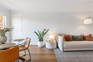 Interior - Spacious Apartment Near Cronulla Beach (Cronulla)