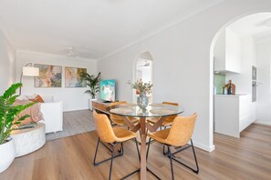 Dining - Spacious Apartment Near Cronulla Beach (Cronulla)