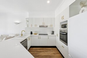 Jääkaappi, mikroaaltouuni, uuni, liesi