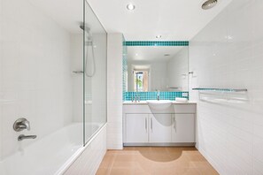 Towels - Coastal Escape Steps to Beach Full Resort Living (Burleigh Heads)
