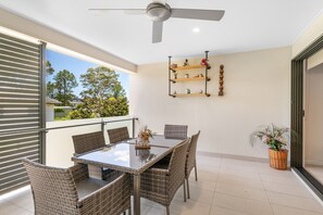 Outdoor dining - Close to Airport, Cafes, Train & Boondall Wetlands (Nundah)