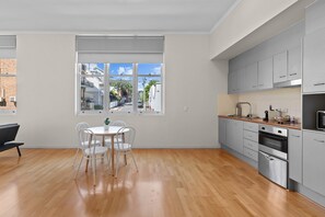 Fridge, oven, stovetop, dishwasher - Modern 1-Bed Apartment in Spring Hill with Parking (Spring Hill)