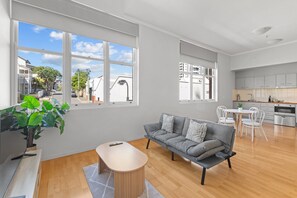 Smart TV - Modern 1-Bed Apartment in Spring Hill with Parking (Spring Hill)