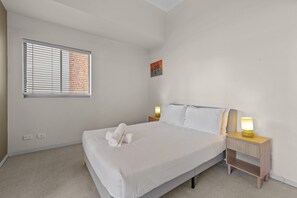 1 bedroom, iron/ironing board, Internet, bed sheets - Modern 1-Bed Apartment in Spring Hill with Parking (Spring Hill)