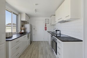 雪櫃、微波爐、焗爐、爐具