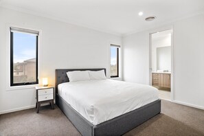 5 bedrooms, iron/ironing board, internet, bed sheets