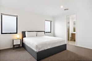 5 bedrooms, iron/ironing board, internet, bed sheets