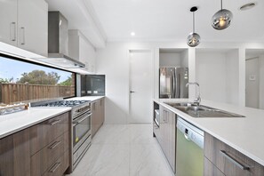 Køleskab, mikrobølgeovn, ovn, kogeplade