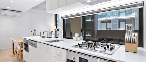 Kjøleskap, mikrobølgeovn, ovn og kokeplater