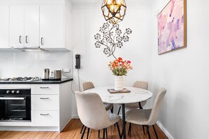 Dining - Serene 2-Bed Apartment in St Kilda (St Kilda)