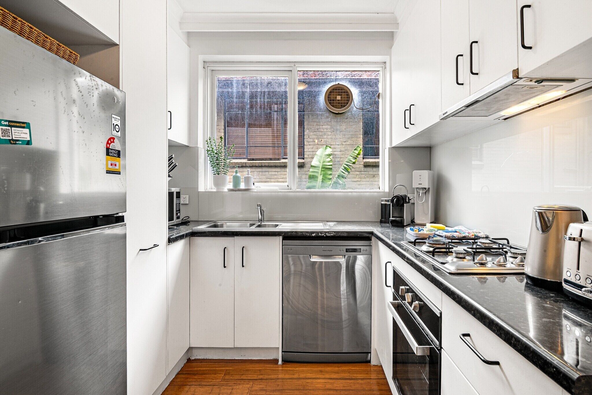 Refrigerador, microondas, horno y parrilla de estufa 