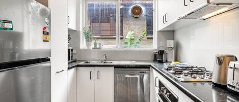 Refrigerador, microondas, horno y parrilla de estufa