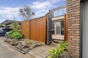 Exterior - Spacious 3-Bed Townhouse with Courtyard (Maribyrnong)