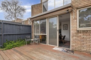Outdoor dining - Spacious 3-Bed Townhouse with Courtyard (Maribyrnong)