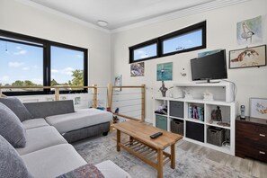 Smart TV, stereo - Coastal 2-Bed Home with Pool & Spa (Safety Bay)