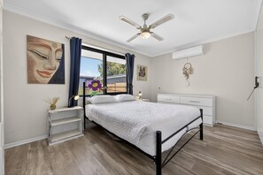 Iron/ironing board, internet, bed sheets - Coastal 2-Bed Home with Pool & Spa (Safety Bay)