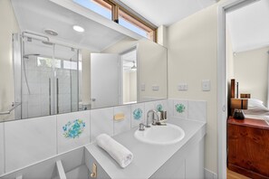 Hair dryer, towels - Spacious 4-Bed House with Private Garage (Dudley Park)
