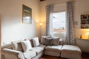 TV, fireplace - Duomo Sky Terrace Apartment (Florence)