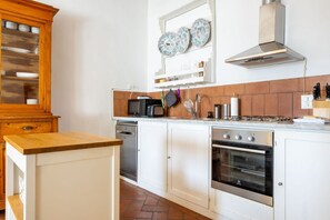 Fridge, microwave, oven, stovetop - Duomo Sky Terrace Apartment (Florence)
