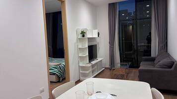 Apartment, 2 Bedrooms, Smoking, City View | Living room