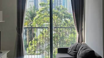 Apartment, 2 Bedrooms, Smoking, City View | Living area