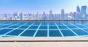 A rooftop infinity pool with a city skyline view. - Charming 2 Bedroom Apartment in Heart of Phrom Phong (Bangkok)