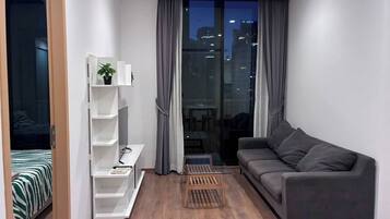 Apartment, 2 Bedrooms, Smoking, City View | Living room