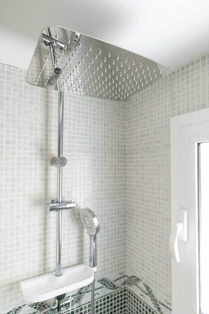 Bruser, hårtørrer, bidet