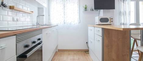 Réfrigérateur, four à micro-ondes, un four, surface de cuisson