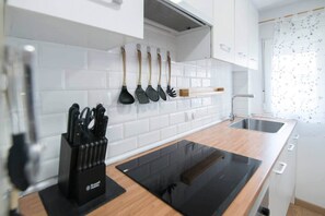 Fridge, microwave, oven, stovetop - Apartment near the Beach and Supermarket (Cullera)