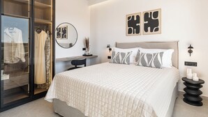 Quarto com cama, mesas de cabeceira, escrivaninha e guarda-roupa.