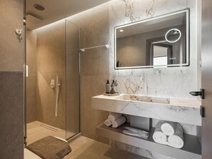 Douche, sèche-cheveux, serviettes fournies, savon