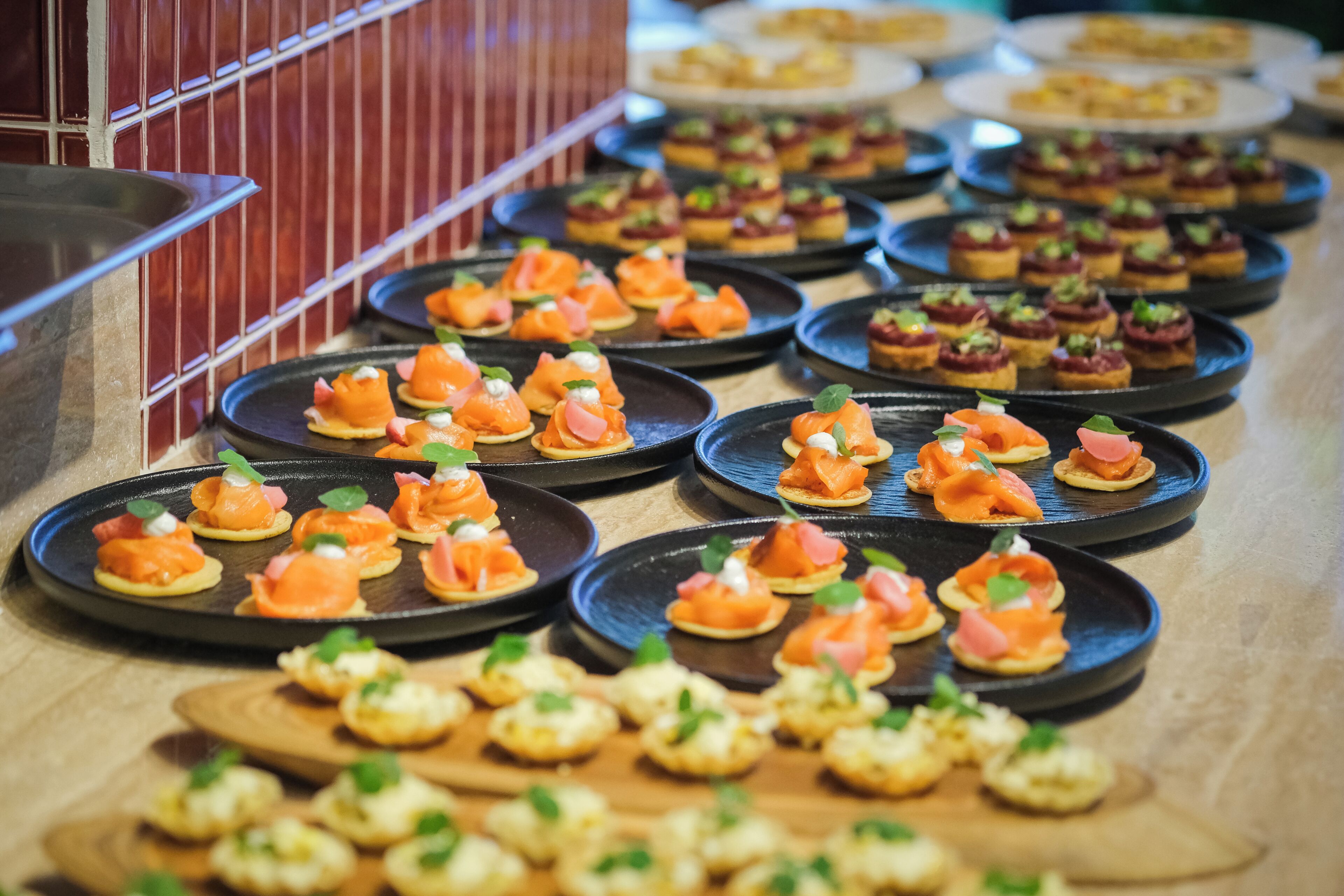 Un bufé con diversas tapas dispuestas en platos.
