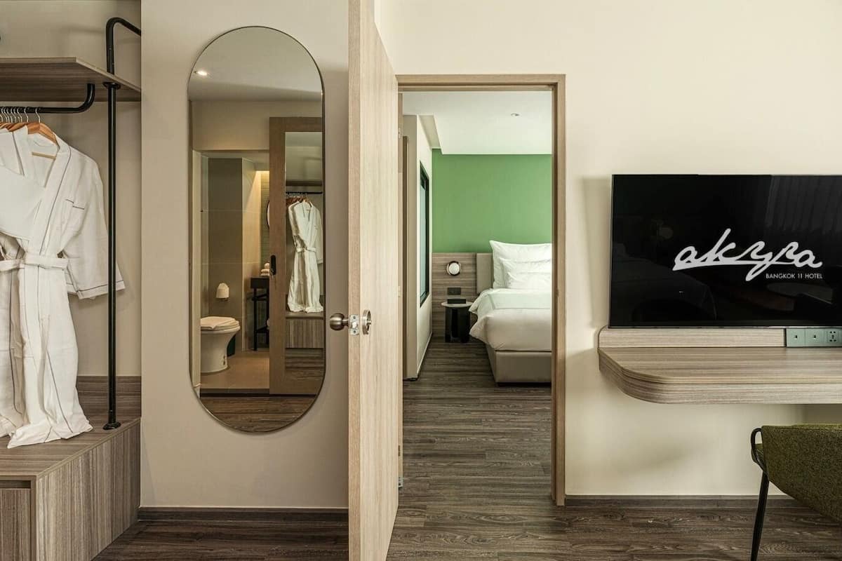 Hypo-allergenic bedding, minibar, in-room safe, desk