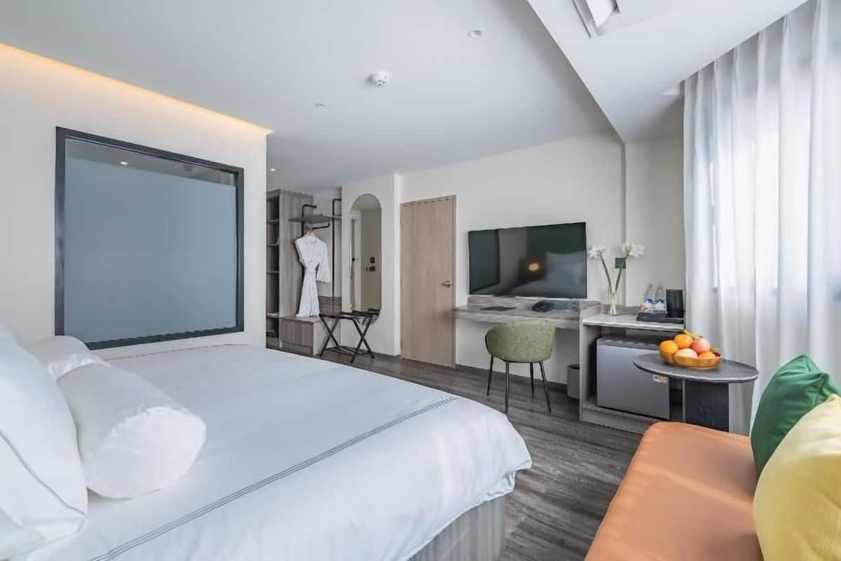 Hypo-allergenic bedding, minibar, in-room safe, desk