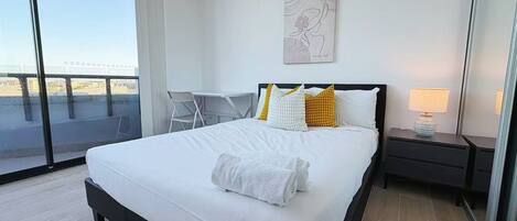 Tabla de planchar con plancha, wifi gratis y ropa de cama