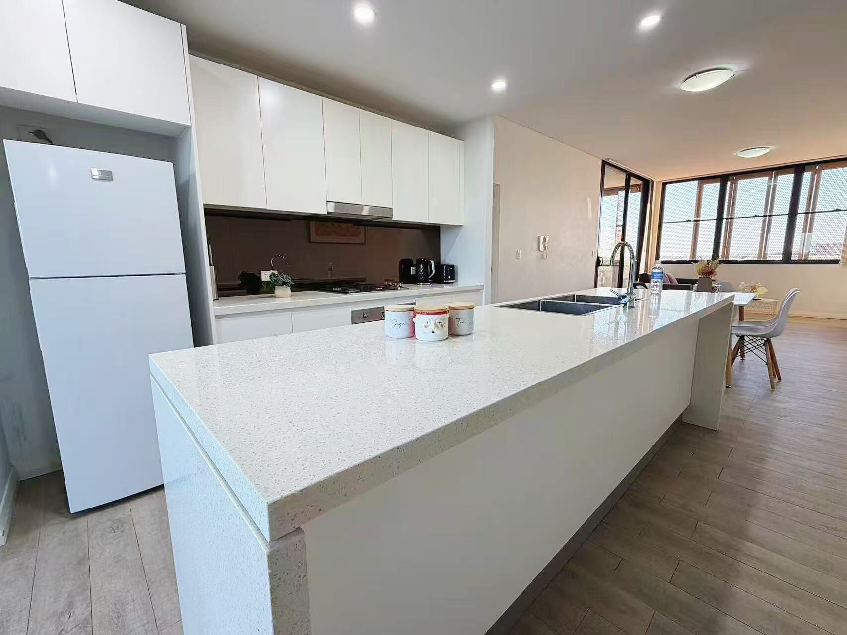 Kjøleskap, mikrobølgeovn, ovn og vannkoker