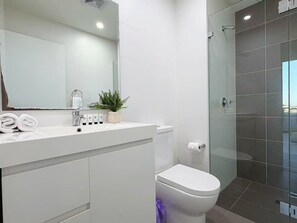 Shower, hair dryer, towels, soap - Spacious 3BR Retreat near CBD | Parking & Balcony (Rosebery)