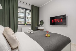 2 bedrooms, desk, iron/ironing board, travel cot - Cozy Apartment with balcony and Parking (Warszawa BIG)