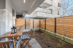 Outdoor dining - Cozy Apartment with balcony and Parking (Warszawa BIG)