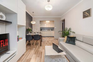 TV, offices - Lumina Cozy 3-room apartment near the city center (Warszawa BIG)