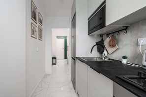 Fridge, microwave, oven, stovetop - Lumina spacious 3-room apartment with balcony (Warszawa BIG)