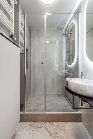Shower, hair dryer, towels - Lumina spacious 3-room apartment with balcony (Warszawa BIG)